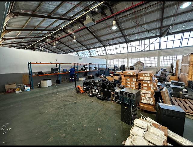 1,985M² WAREHOUSE TO LET IN KEW